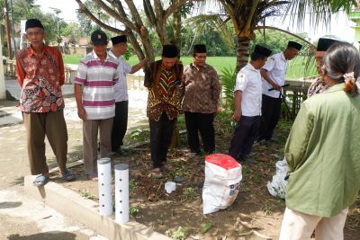 Prakltek Pembuatan Resapan Lubang Biopori